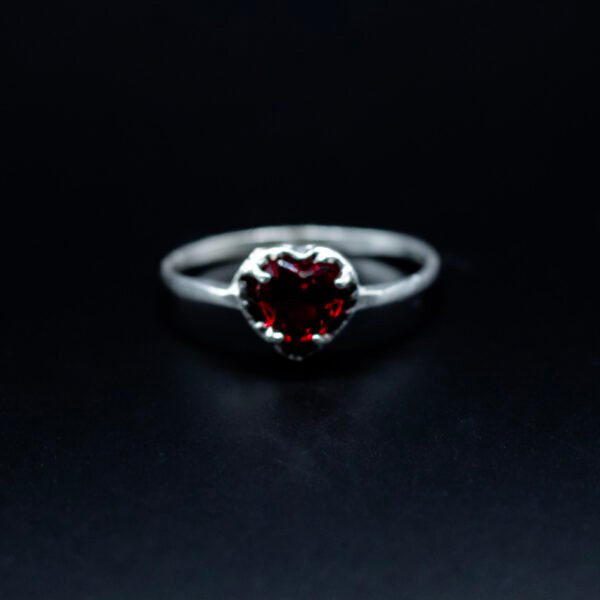 Anillo corazón rojo